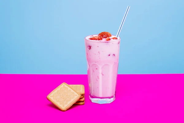 Glas Erdbeerjoghurt Mit Keksen Auf Buntem Hintergrund Erdbeerjoghurt Auf Blauem — Stockfoto