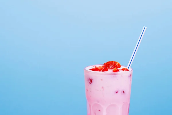Glas Erdbeerjoghurt Auf Blauem Hintergrund Erdbeerjoghurt Bedeckt Mit Frischen Erdbeerscheiben — Stockfoto