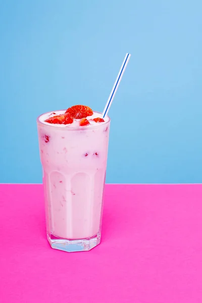 Glas Erdbeerjoghurt Auf Buntem Hintergrund Erdbeerjoghurt Auf Blauem Und Rosa — Stockfoto