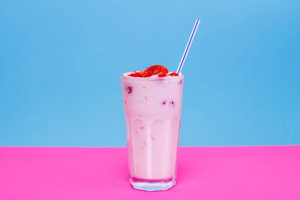 Glas Erdbeerjoghurt Auf Buntem Hintergrund Erdbeerjoghurt Auf Blauem Und Rosa — Stockfoto