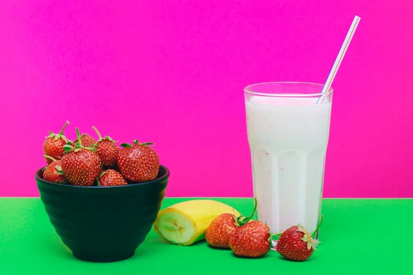 Schwarze Schüssel Mit Erdbeeren Glas Kalten Milchshakes Banane Auf Grünem — Stockfoto
