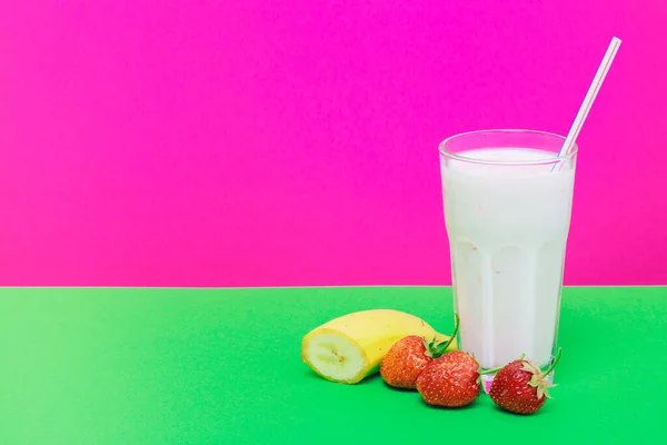 Erdbeeren Glas Kalten Milchshakes Banane Auf Grünem Und Rosa Hintergrund — Stockfoto