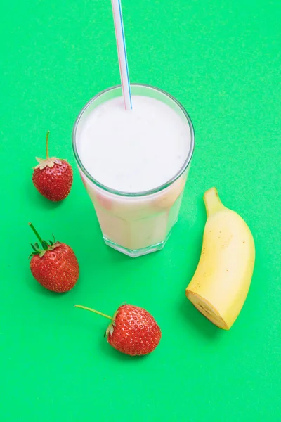 Erdbeeren Ein Glas Kalten Milchshakes Banane Auf Grünem Hintergrund Ansicht — Stockfoto