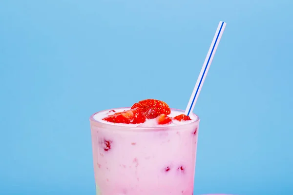Glas Erdbeerjoghurt Auf Blauem Hintergrund Erdbeerjoghurt Bedeckt Mit Frischen Erdbeerscheiben — Stockfoto