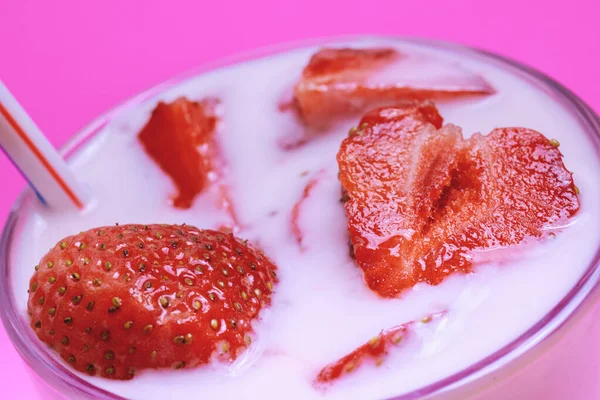 Sklenice Jahodového Jogurtu Pokrytá Čerstvými Jahodovými Plátky Jahodový Jogurt Růžovém — Stock fotografie
