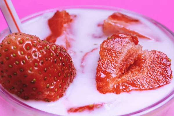 Sklenice Jahodového Jogurtu Pokrytá Čerstvými Jahodovými Plátky Jahodový Jogurt Růžovém — Stock fotografie