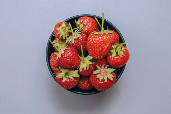 Ripe Strawberry Black Bowl Strawberries Gray Background Strawberry Closeup Top — Stock Photo, Image