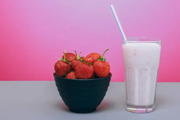 Schwarze Schüssel Mit Frischen Erdbeeren Und Kaltem Milchshake Mit Gehackten — Stockfoto