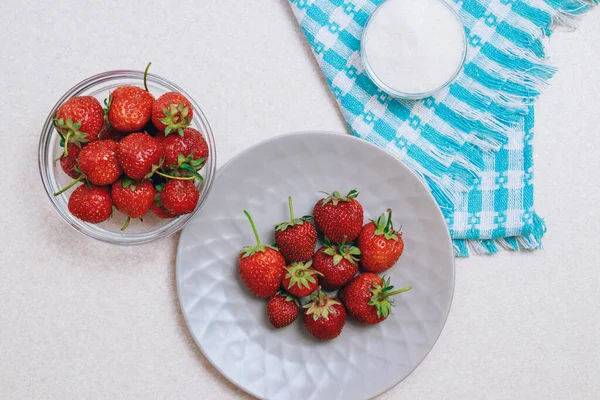 Heap Freshly Harvested Strawberries Light Table Strawberries Served Ceramic Plate — Stock Photo, Image