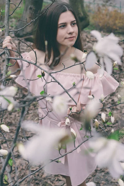 Porträtt Vacker Ung Kvinna Magnolia Blommor Vårflicka Med Magnolia Blommor — Stockfoto