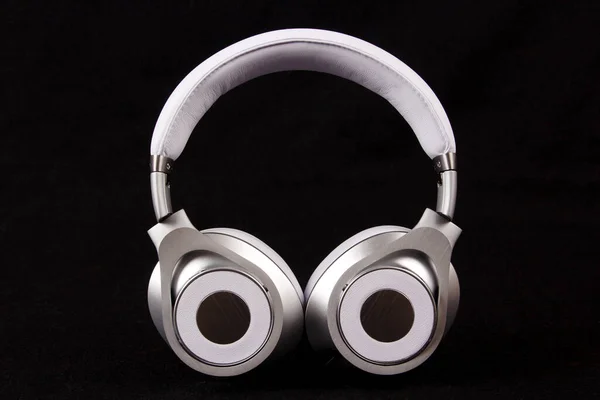 黑色背景的时髦现代白色耳机 — 图库照片