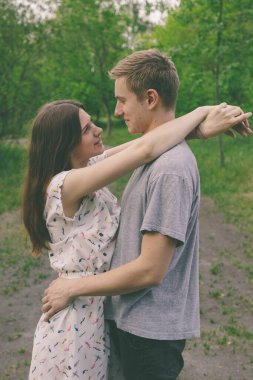 Mutlu çift portresi daha sıcak aylarda parkta..