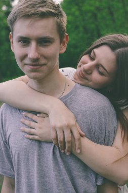 Mutlu çift portresi daha sıcak aylarda parkta..