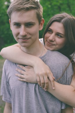 Mutlu çift portresi daha sıcak aylarda parkta..