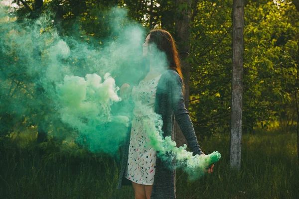 Menina Com Bomba Fumaça Faz Saturadas Nuvens Verdes Fumaça — Fotografia de Stock