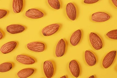 Sarı arka planda badem. Yiyecek deseni.