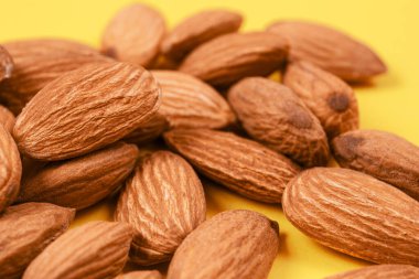 Sarı arka planda badem. Makro fotoğraf.