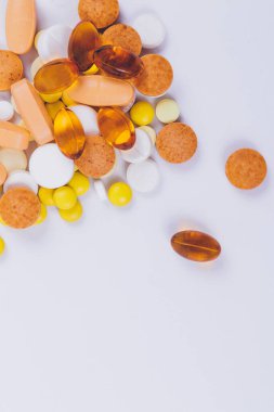 Tabletler ve haplar beyaz arka planda. Çeşitli tedaviler. Çeşitli ilaçlar ve haplar. Kapatın. Makro. Tıbbi konsept. Üst görünüm.