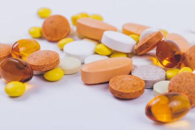 Tabletler ve haplar beyaz arka planda. Çeşitli tedaviler. Çeşitli ilaçlar ve haplar. Kapatın. Makro. Tıbbi konsept.