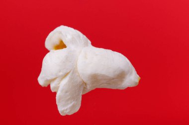 Kırmızı arka planda patlamış mısırın makro çekimi.