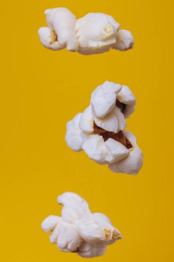 Sarı arkaplanda patlamış mısır..