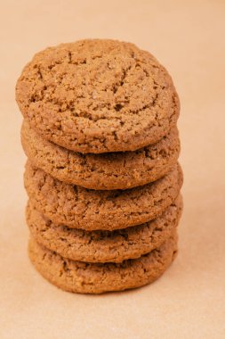 Bir yığın kurabiye. Bej arkaplanda yulaf ezmesi kurabiyeleri.