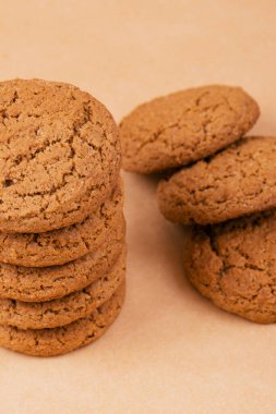 Bir yığın kurabiye. Bej arkaplanda yulaf ezmesi kurabiyeleri.