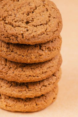 Bir yığın kurabiye. Bej arkaplanda yulaf ezmesi kurabiyeleri.