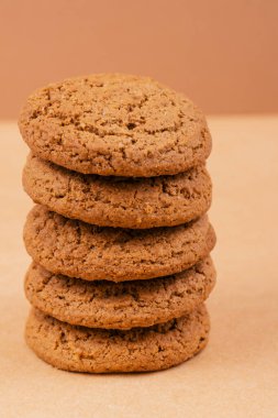 Bir yığın kurabiye. Bej arkaplanda yulaf ezmesi kurabiyeleri.