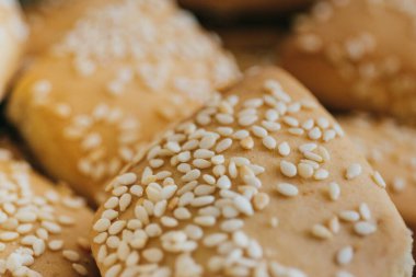 Susamlı taze ev yapımı bisküviler. Makro çekim.