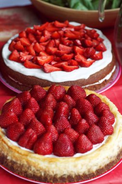 Kek ve peynirli kek, üstünde taze, sulu çilekler..