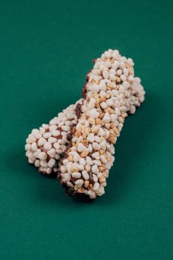 Mısır gevreği ve yeşil arka planda fıstık parçalarıyla kaplı çikolatalar..