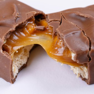 İki parçaya bölünmüş tatlı çikolata. Makro fotoğraf.