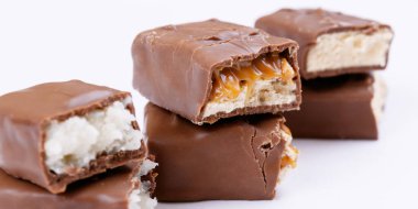 İki parçaya bölünmüş çikolata seti. Yakın plan. Seçici odak.