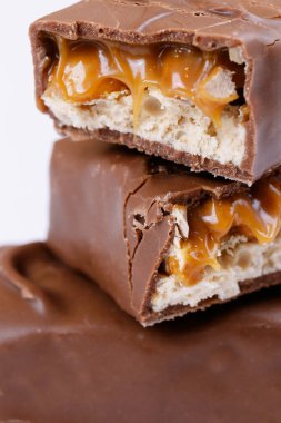 Karamel dolgulu çikolata. İki parçaya bölünmüş tatlı çikolata. Makro çekim.