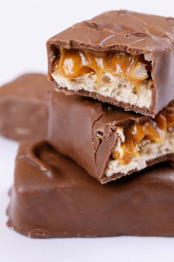 İki parçaya bölünmüş tatlı çikolata. Kapat..