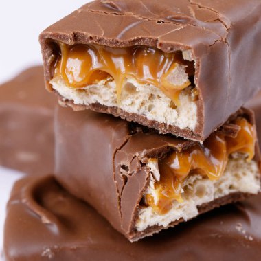 Karamel dolgulu çikolata. İki parçaya bölünmüş tatlı çikolata. Makro çekim.