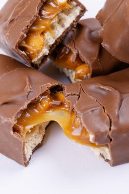 İki parçaya bölünmüş tatlı çikolatalar. Yakın plan..