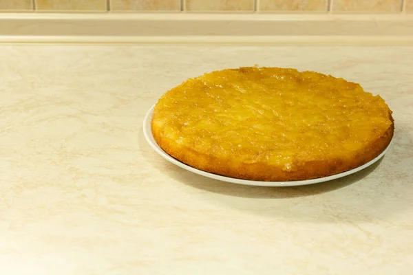 Ciasto Ananasowe Talerzu Kuchennym Stole — Zdjęcie stockowe