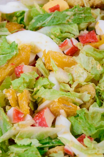 Salada Com Paus Caranguejo Tomates Repolho Napa Ovos Alface Croutons — Fotografia de Stock