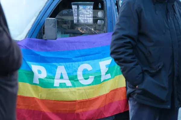 Una Bandiera Multicolore Arcobaleno Con Parola Pace Lingua Italiana Foto Stock