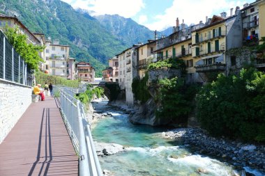 Önünde Mera nehri olan Chiavenna manzarası..