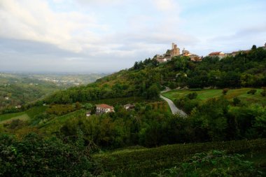 İtalya 'nın Piedmont eyaletinin Asti ilçesine bağlı Rocchetta Palafea köyü..