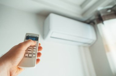 Uzaktan kumanda Klima havalandırma amaçlı tutan el.