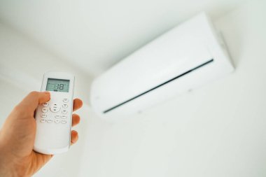 Uzaktan kumanda Klima havalandırma amaçlı tutan el.