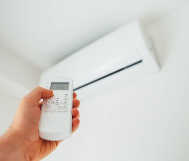 Uzaktan kumanda Klima havalandırma amaçlı tutan el.