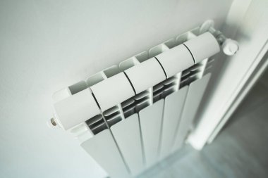 Dairesinin içinde ayarlanabilir valf olan metal radyatör..