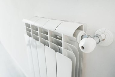 Dairesinin içinde ayarlanabilir valf olan metal radyatör..