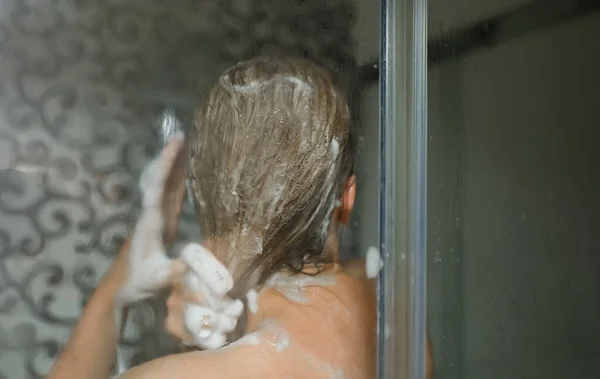 女人在洗澡时洗澡 — 图库照片