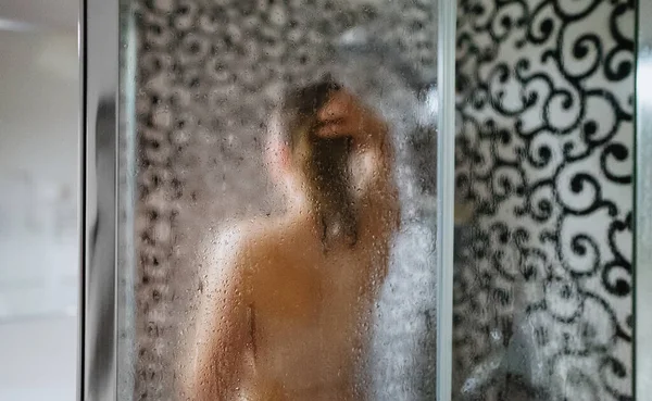 Frau Wäscht Sich Der Dusche — Stockfoto